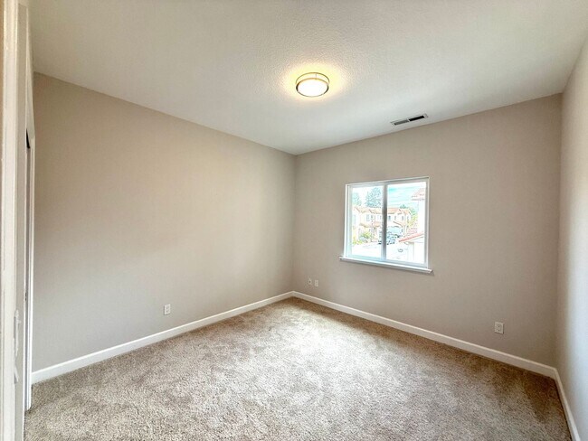 Building Photo - Beautifully Maintained 3Bd/2.5Ba Near Capitola Mall!