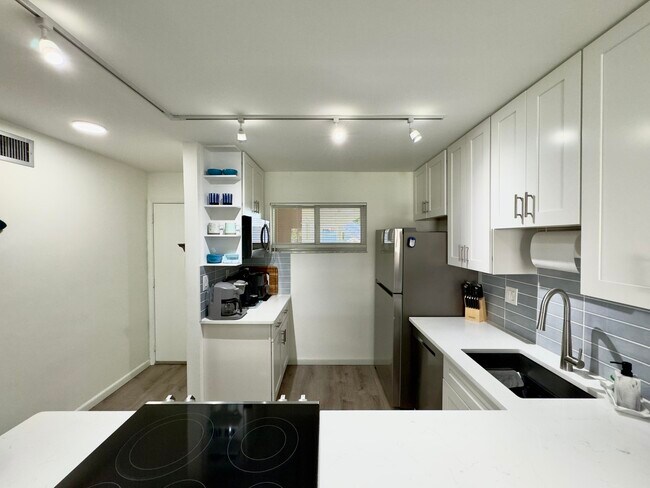 Building Photo - 2811 Garden Dr S