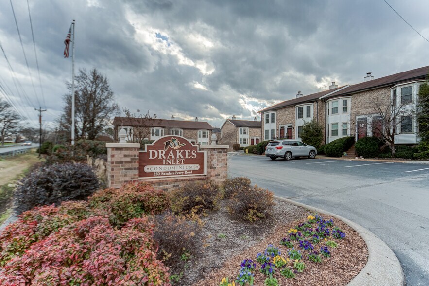 Building Photo - 250 Sanders Ferry Rd