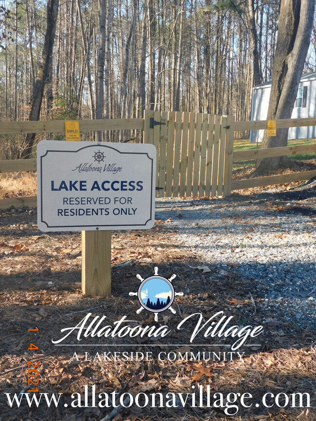 Building Photo - Lake Allatoona Living and 1 mile from Down...