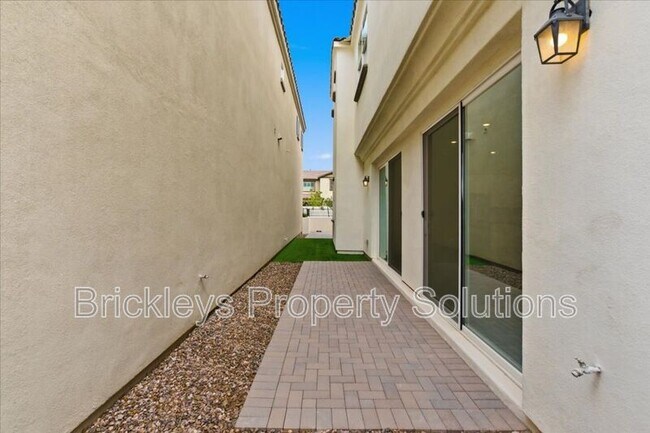 Building Photo - 265 E Balsam Dr