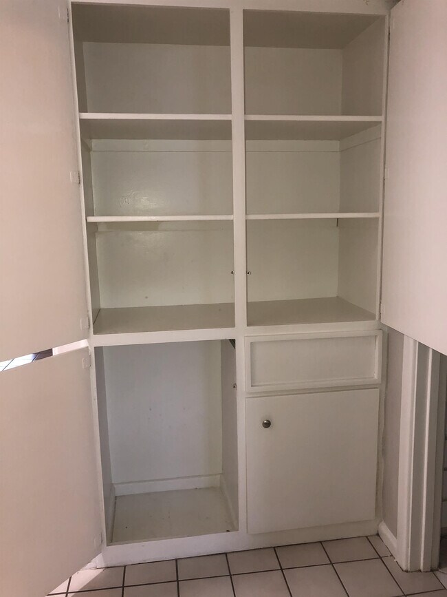 Building Photo - 2118 Edgehill Dr