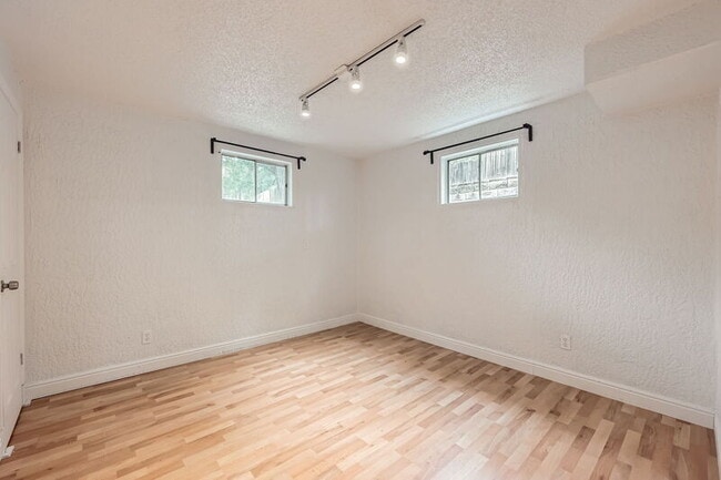 Building Photo - 2517 W Willamette Ave