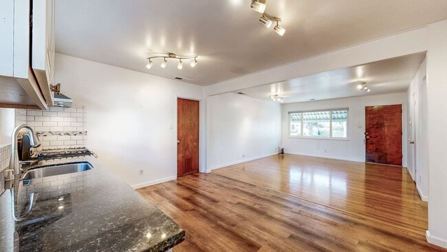 Building Photo - Delightful 2 Bedroom 1 Bath Unit with 1 Car Garage