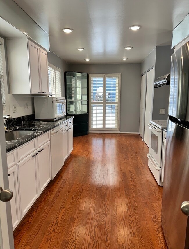 Building Photo - 5285 Hardwoods Dr