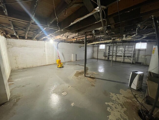 Building Photo - 3 Bedroom 1 Bathroom house Available Now!