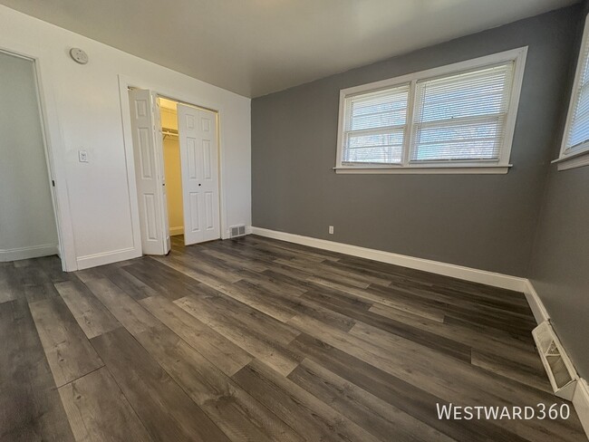 Building Photo - Spacious 2 Bed Townhome in South Burbs Chi...