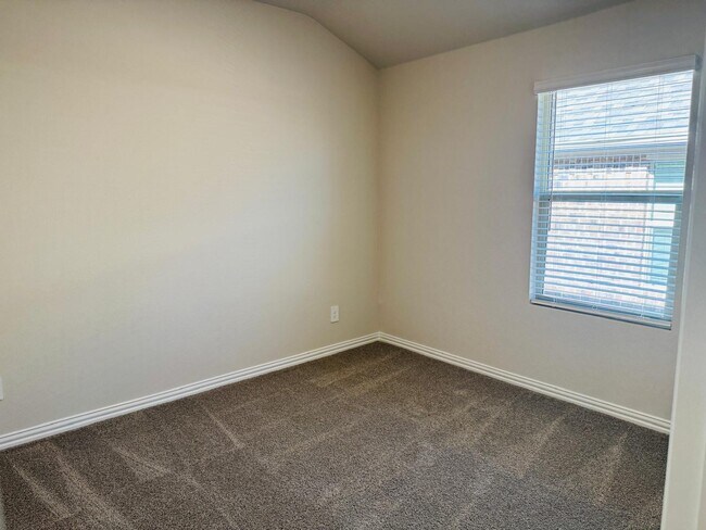Building Photo - 801 Easthill Dr