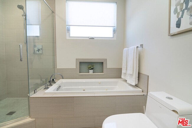 Building Photo - 326 N Vista St