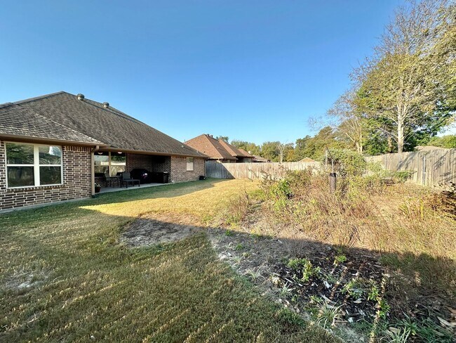 Building Photo - Stunning 3 Bed 2 Bath in Flint!