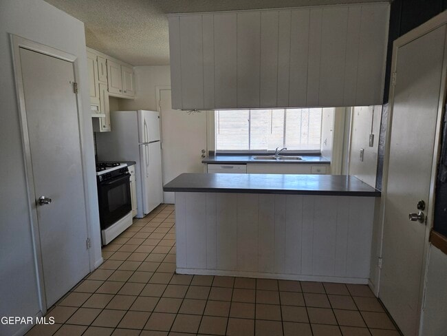 Building Photo - 6627 Escondido Dr