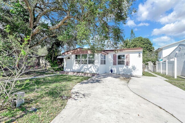 Building Photo - 2419 Coolidge St