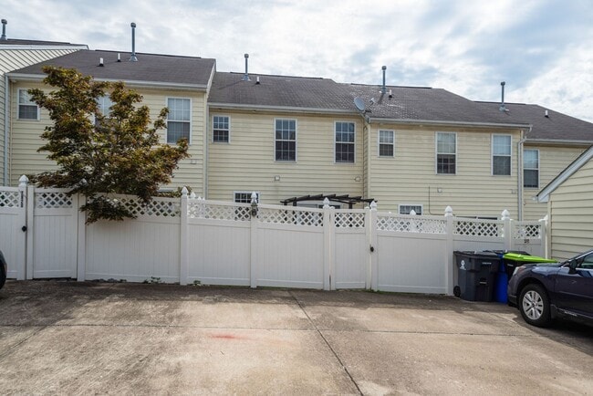 Building Photo - Beautiful Lenox Village Townhome!