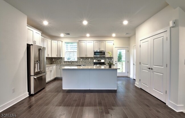 Building Photo - 702 Parkview Ln