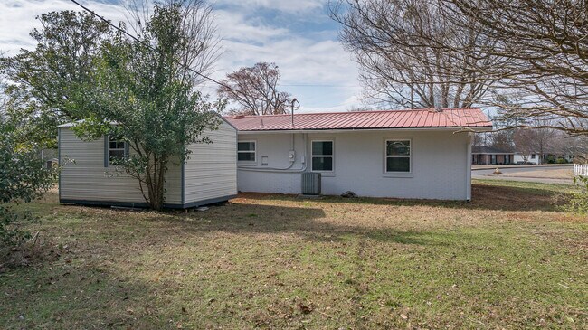 Building Photo - 1701 Wakefield Dr NE
