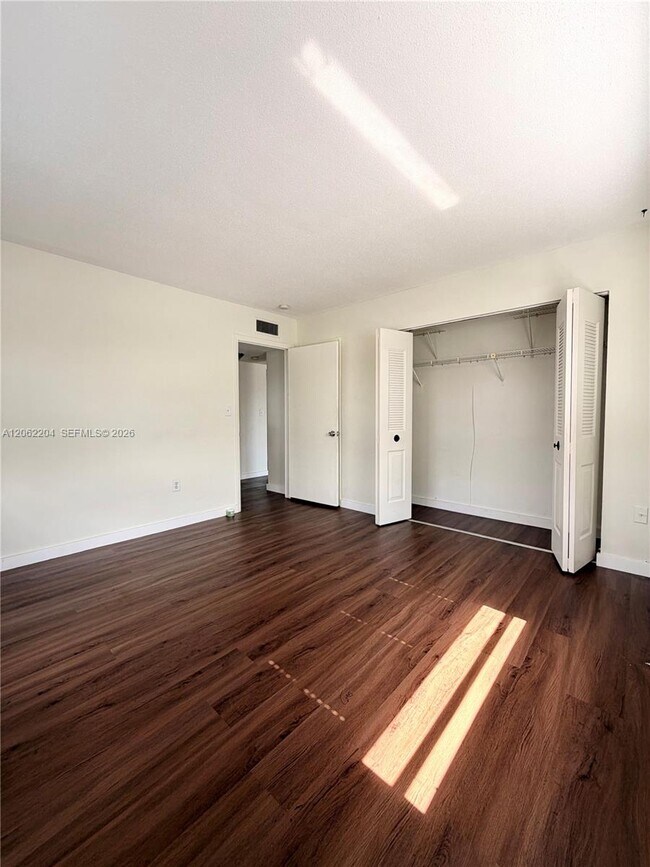Building Photo - 10431 N Kendall Dr