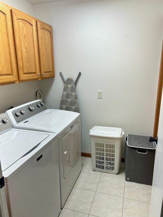 Building Photo - 6118 Seven Springs Dr