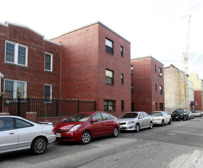 Building Photo - 636 Newton Pl NW