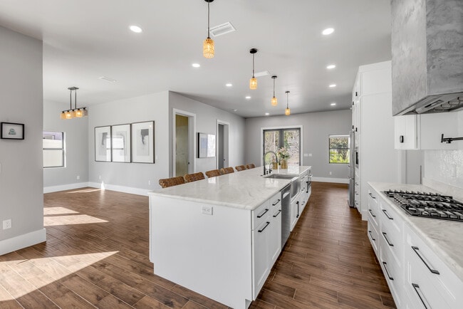 Building Photo - 1707 N Peninsula Ave