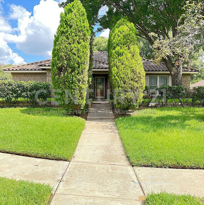 Primary Photo - Spacious Single Story 3/2/2 Situated in Pr...