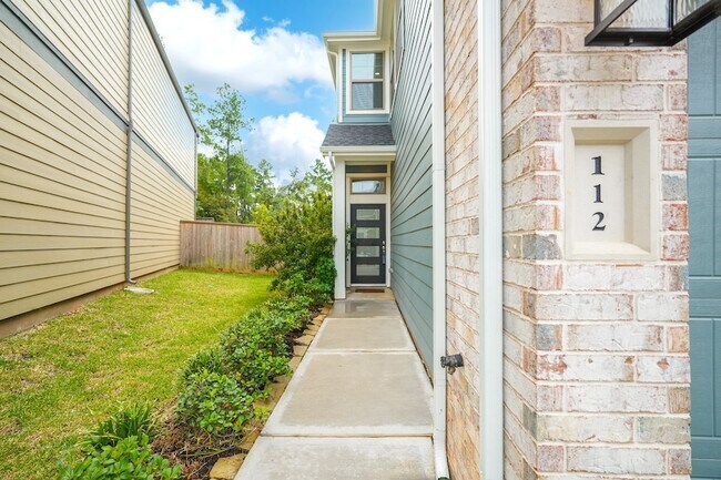 Building Photo - 112 Red Cascade Trl