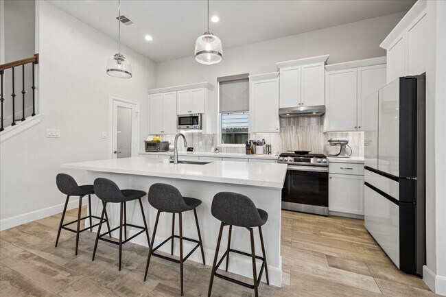 Building Photo - 2804 Grand Fountains Dr