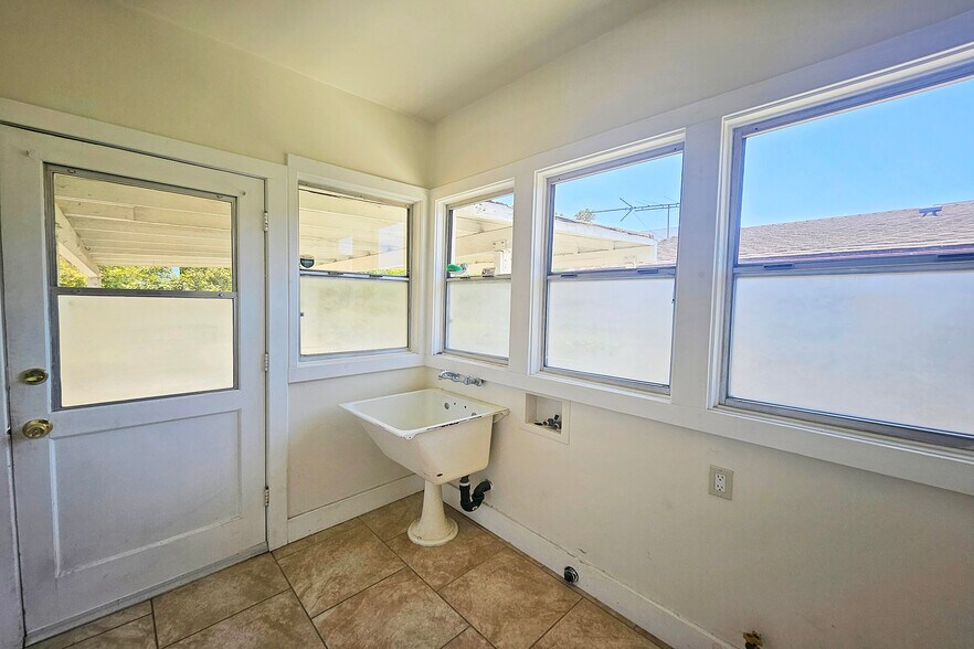 Building Photo - 648 N Heliotrope Dr