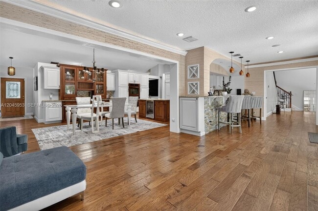 Building Photo - 542 N Cypress Dr