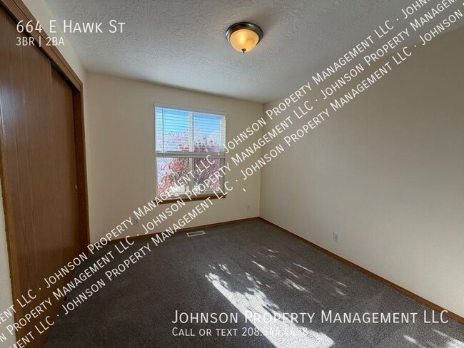 Building Photo - 664 E Hawk St