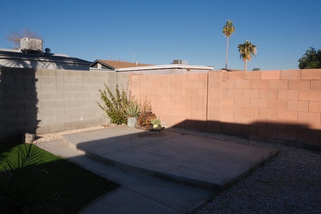 Building Photo - 7970 W Elm St