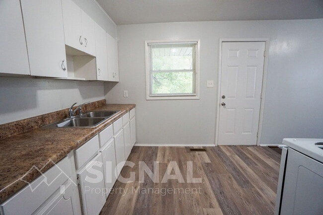 Building Photo - 112 13th Ave N
