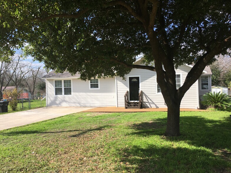 Mature oak tree shades front yard - 5131 Wildflower Dr