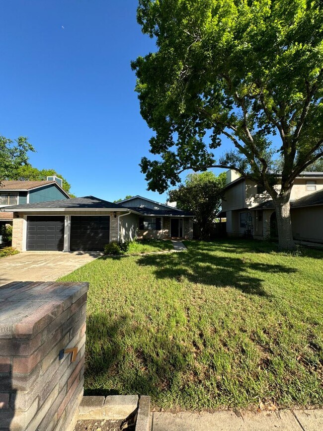 Building Photo - NICE 3 BEDROOM HOME WALKING DISTANCE TO THE NORTHERN HILLS GOLF COURSE!  FIREPLACE IN LIVING*STOV...