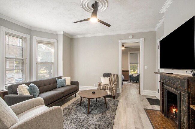 Building Photo - $1495 Tastefully furnished 1BR Apartment |...