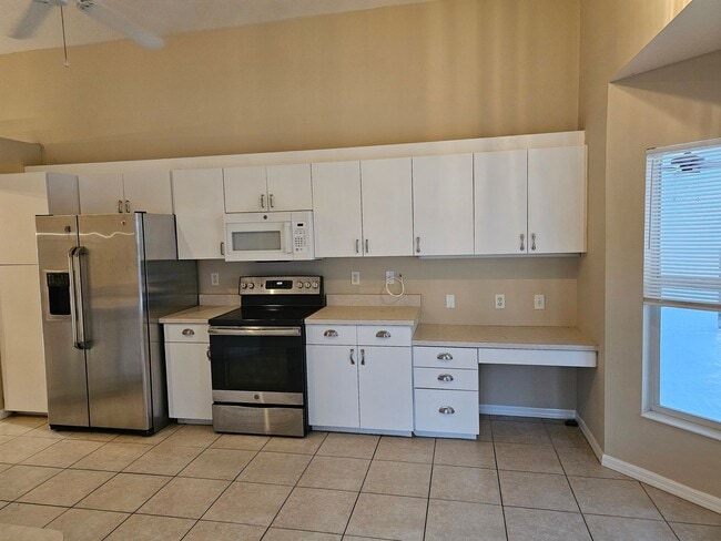 Building Photo - 627 25th Dr E