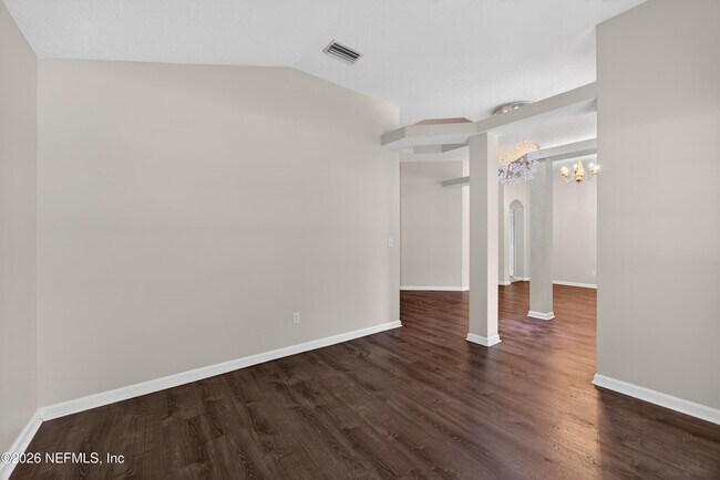 Building Photo - 648 W Johns Crk Pkwy