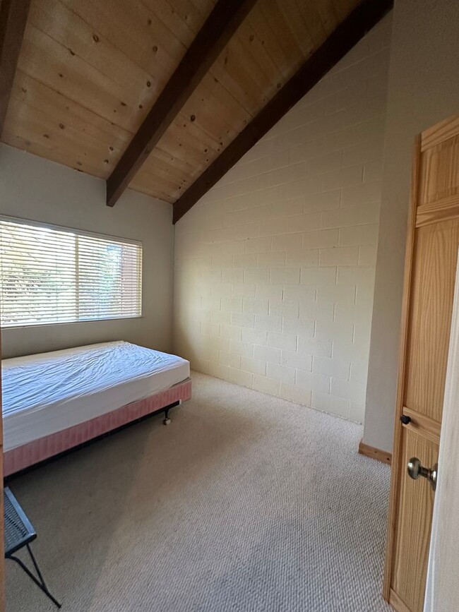 Building Photo - Centrally Located Near Heavenly,  2 bedroo...