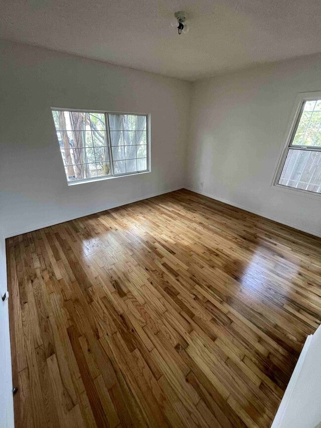Building Photo - CENTRALLY LOCATED HOME IN BEVERLYWOOD!