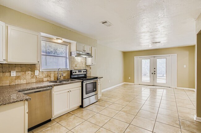 Building Photo - 15710 Sandy Hill Dr