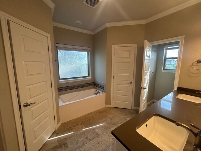 Building Photo - Beautiful Midway ISD Home