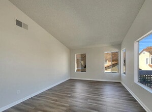Building Photo - "Coastal Comfort: Spacious 2-Bed, 2-Bath Retreat in Oceanside!"