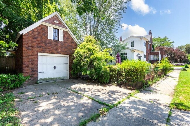 Building Photo - 8911 Manor Ave