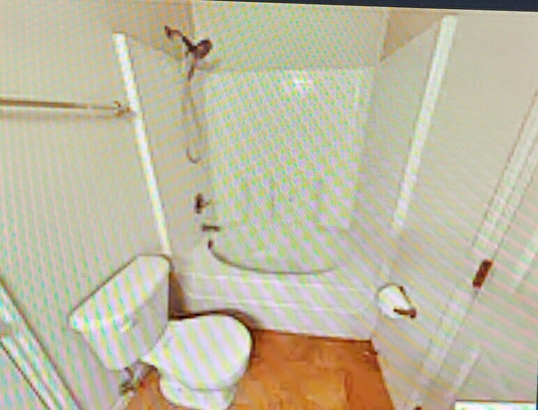 GARDEN TUB IN BATHROOM - 900 Yi Dr