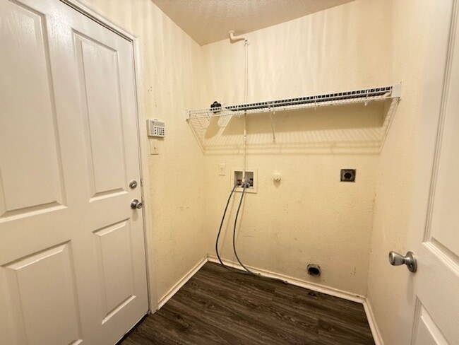 Building Photo - Nice 3 bedroom 2 Bath One Story Home..Avai...