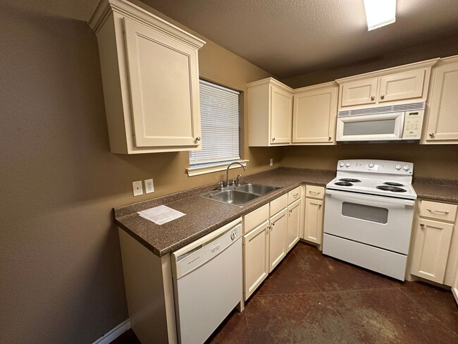 Building Photo - 206 Memory Ln