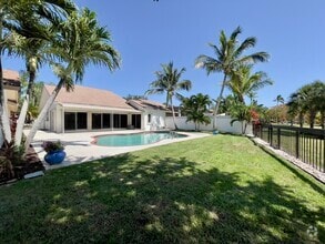 Building Photo - 208 E River Park Dr