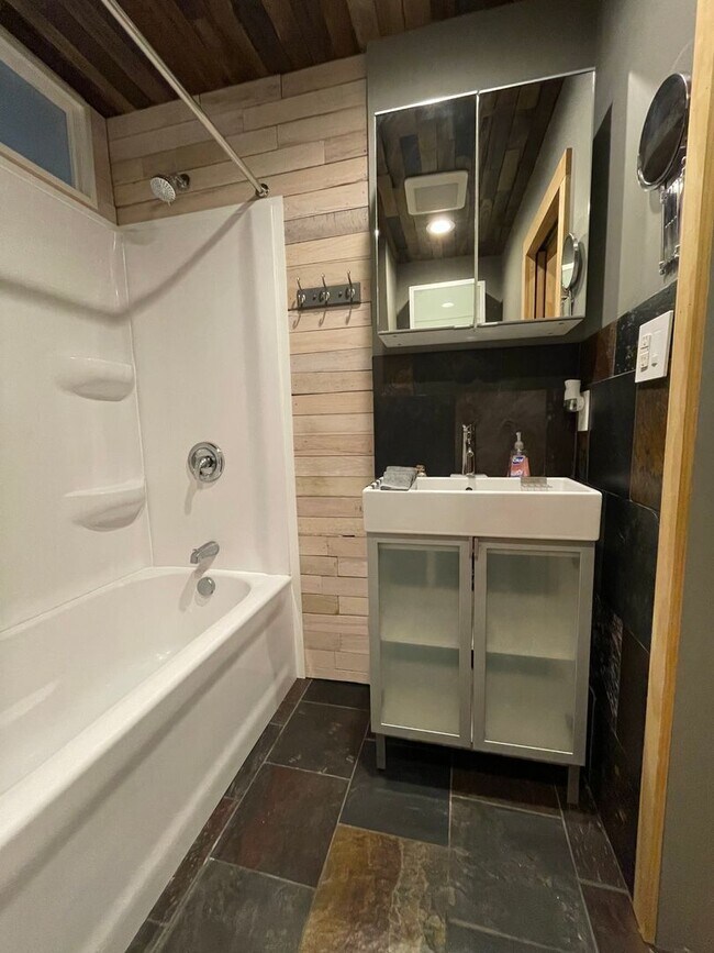 Building Photo - Fabulous 4 Bedroom 3 Bathroom Home with Pr...