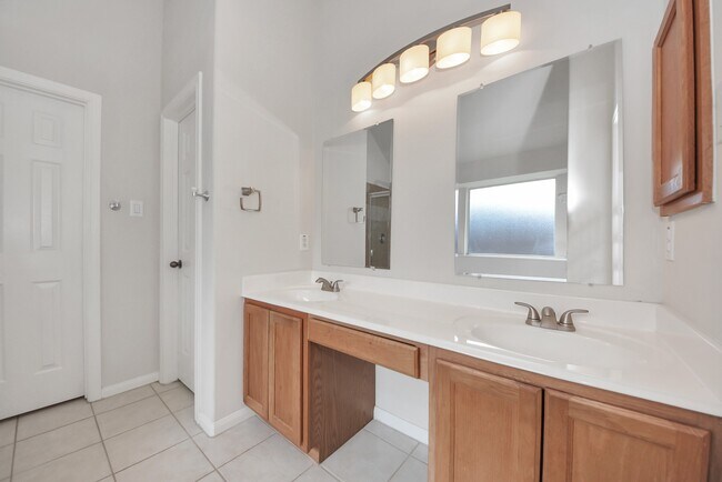 Building Photo - 8719 Sailing Dr