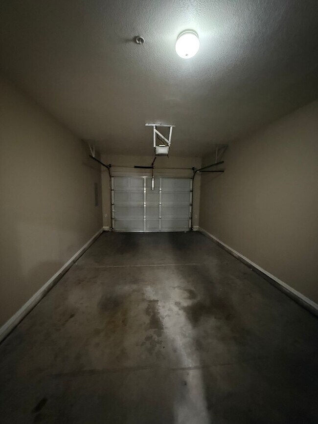 Building Photo - 3 Bedroom Townhouse with Garage, Gated Com...