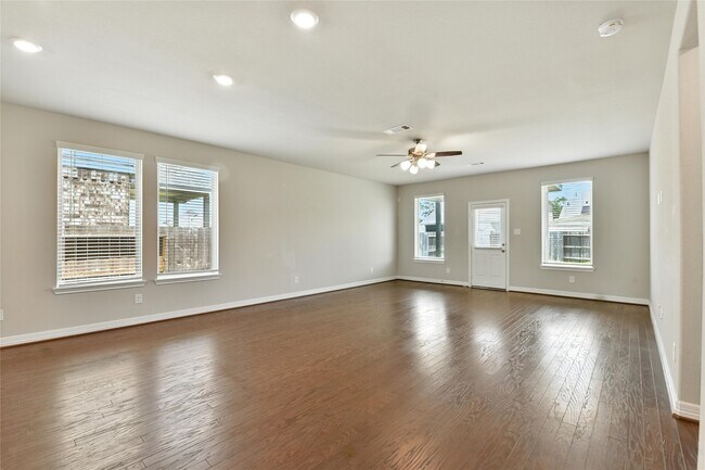 Building Photo - 13207 Rowan Grn Dr